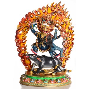 Vajrabhairava Yamamtaka und Vajravetali auf Yama den Stier reitende Statue in der Vorderansicht